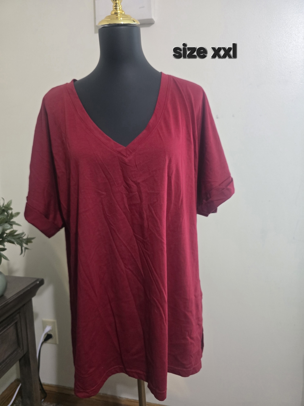 Women's V‑Neck Short Sleeve Top in Burgundy